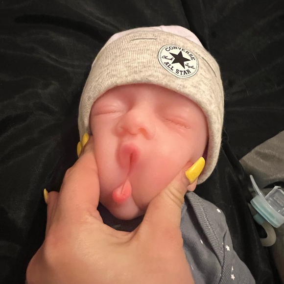 Full silicone baby reborn - Picture 3 of 7